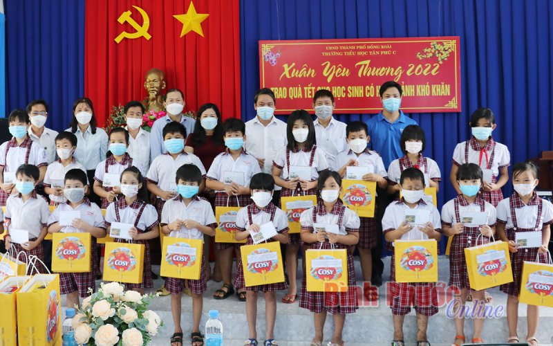 Tặng 100 phần quà tết cho học sinh có hoàn cảnh khó khăn