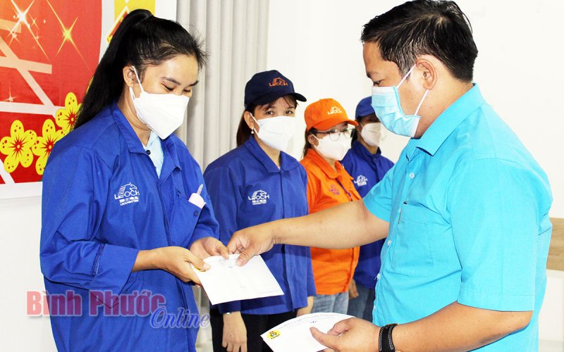 Tặng quà tết cho công nhân có hoàn cảnh khó khăn