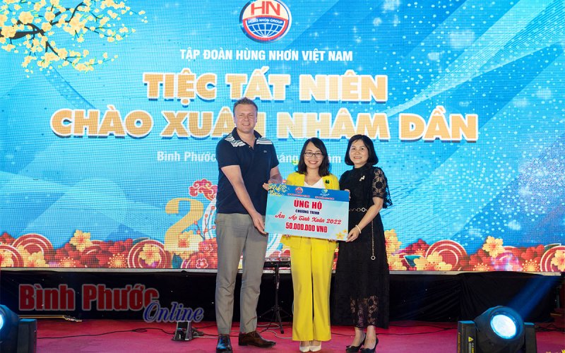 Tập đoàn Hùng Nhơn và De Heus hỗ trợ 50 triệu đồng chương trình “Ấm áp tình xuân 2022”