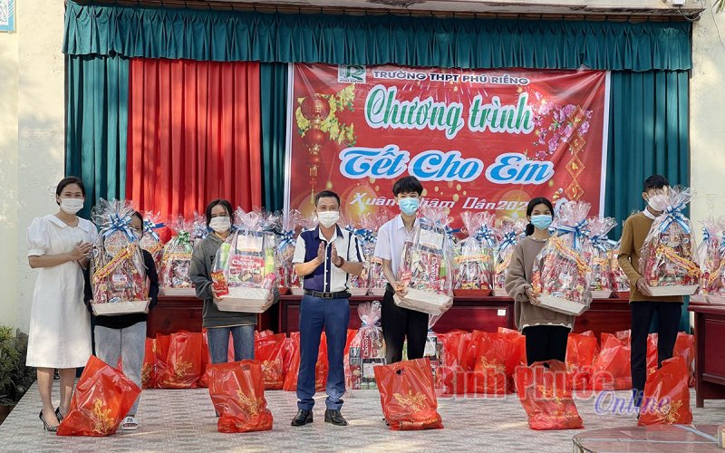“Tết cho em” đến với học sinh khó khăn