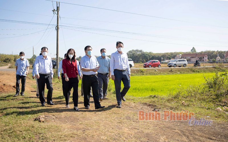 Thứ trưởng, Phó chủ nhiệm Ủy ban Dân tộc Lê Sơn Hải tặng quà hộ DTTS xã An Khương