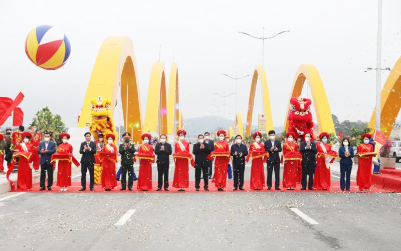 Thủ tướng Chính phủ Phạm Minh Chính cắt băng khánh thành Cầu Tình Yêu và Đường bao biển nối TP. Hạ Long - TP. Cẩm Phả