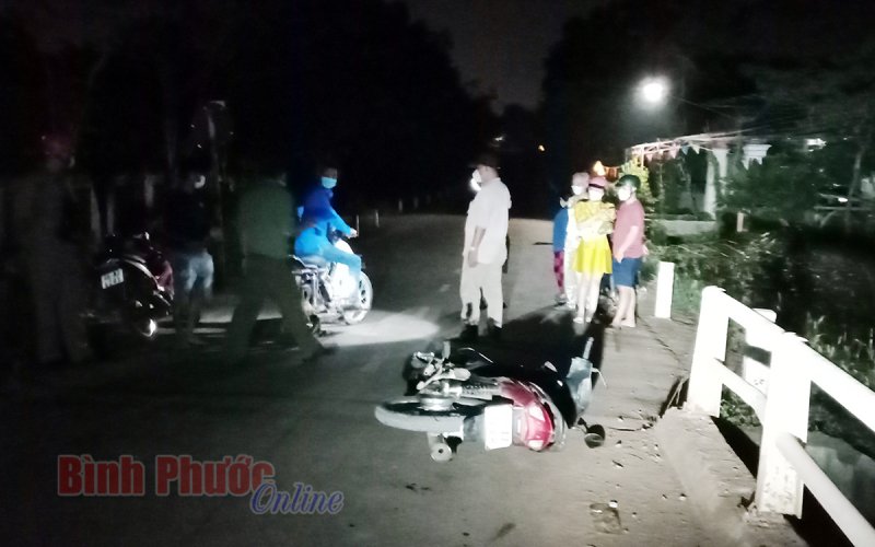 Tông vào thành cầu, 1 người bị thương