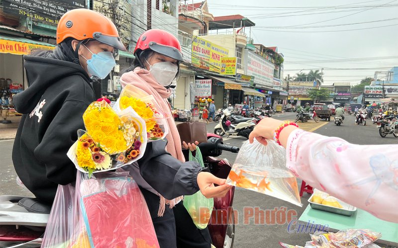 Trầm lắng khu chợ phục vụ “phương tiện” cho các táo ngày chầu trời