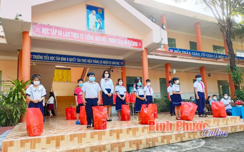 Trao 51 suất học bổng cho các học sinh có hoàn cảnh khó khăn