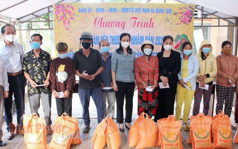 Trao tặng 100 phần quà cho các hoàn cảnh khó khăn tại huyện Đồng Phú