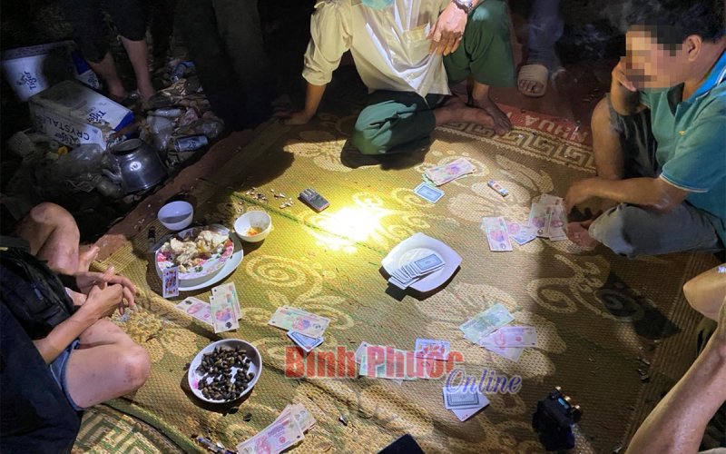 Triệt phá tụ điểm đánh bạc tại nơi thu mua mủ cao su