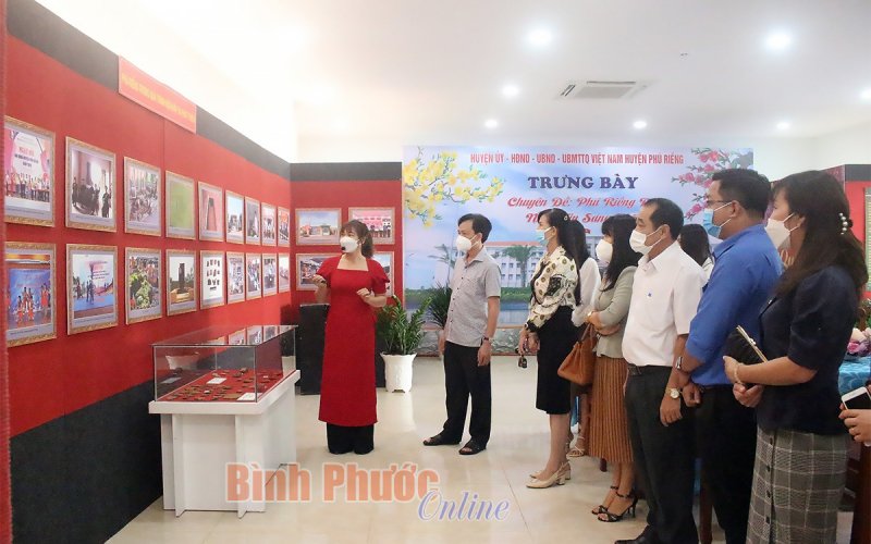 Trưng b&agrave;y h&igrave;nh ảnh, hiện vật chuy&ecirc;n đề &ldquo;Ph&uacute; Riềng đỏ niềm tin s&aacute;ng m&atilde;i&rdquo;