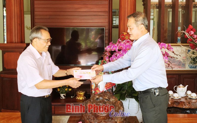 Trưởng ban Tổ chức Tỉnh ủy Nguyễn Hồng Trà thăm, tặng quà tết huyện Phú Riềng