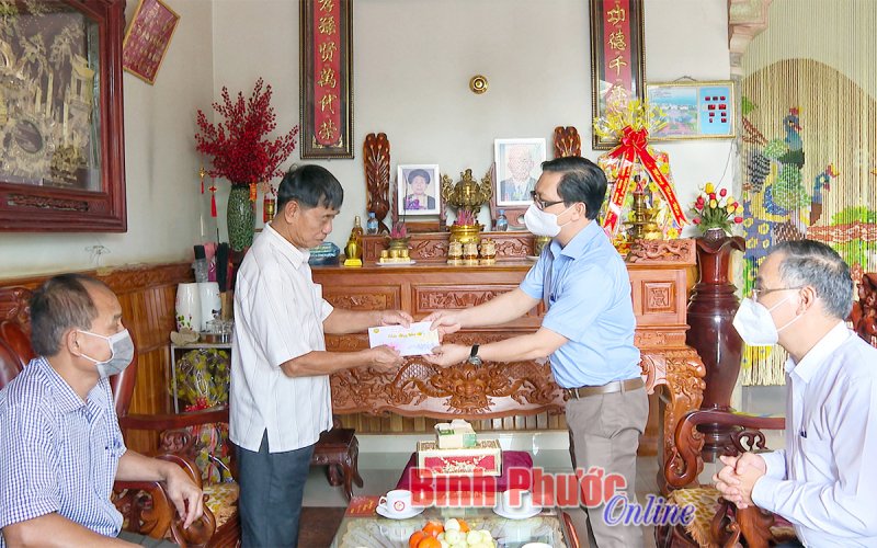 Trưởng ban Tuyên giáo Tỉnh ủy Hà Anh Dũng chúc tết, tặng quà tại thị xã Phước Long