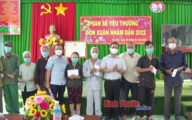 Trưởng ban Tuyên giáo Tỉnh ủy Hà Anh Dũng thăm, tặng quà tại Bù Đốp