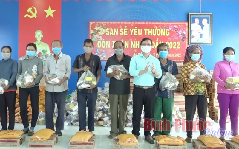 Trưởng ban Tuyên giáo Tỉnh ủy tặng quà tết đồng bào Sóc Nê