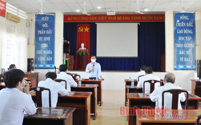 Trưởng ban Tuyên giáo Tỉnh ủy thăm y, bác sĩ điều trị bệnh nhân Covid-19