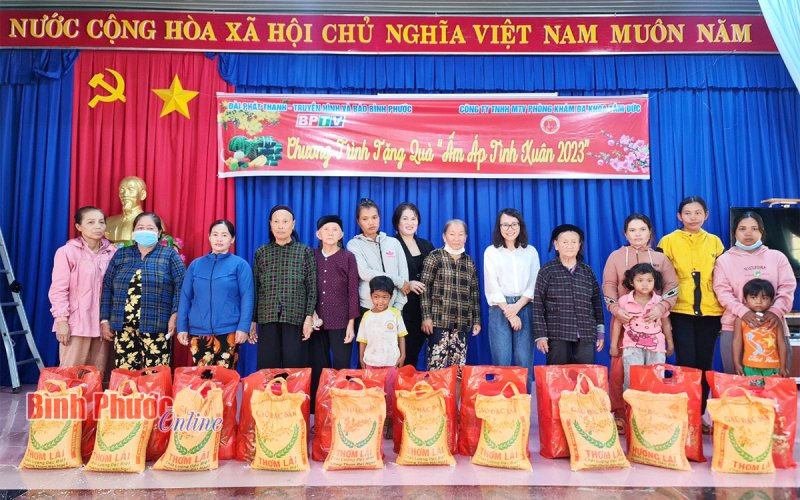 100 phần quà “Ấm áp tình Xuân 2023” đến huyện Đồng Phú