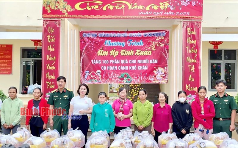 100 phần quà “Ấm áp tình xuân 2023” đến với người dân Hưng Phước