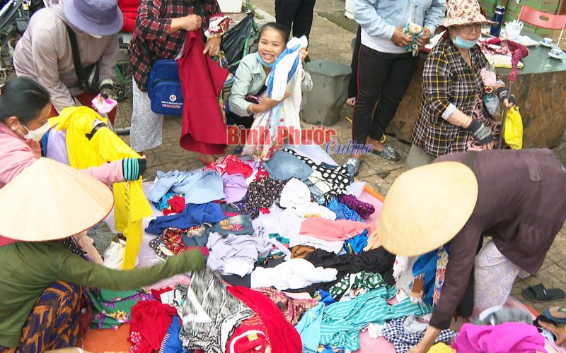 100 phần quà tết tặng người khuyết tật khu vực chợ Đồng Xoài