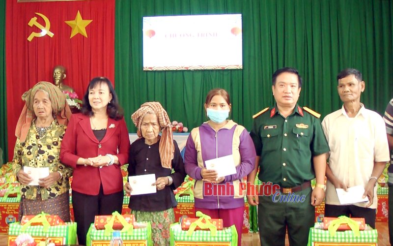 174 phần quà tết tặng hộ dân khó khăn ở Lộc Ninh