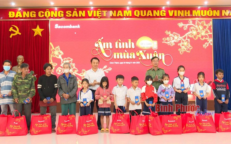 180 phần quà tặng trẻ mồ côi, người già neo đơn, hộ khó khăn