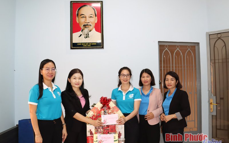 190 phần quà tết tặng phụ nữ, trẻ em vùng biên giới