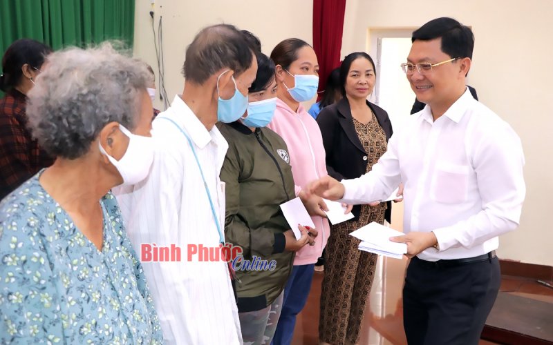 200 phần quà tết đến với gia đình khó khăn ở Đồng Xoài