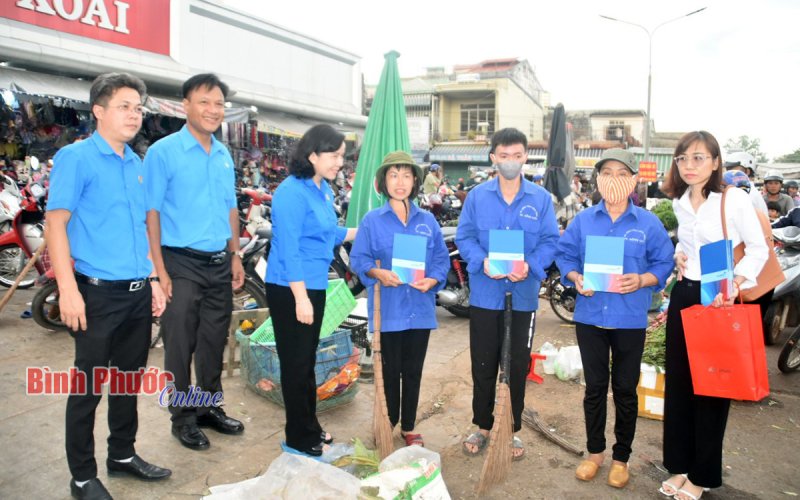 45 phần quà tặng công nhân vệ sinh, quản lý chợ ngày 30 tết