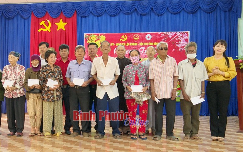 500 phần quà tết tặng hộ dân khó khăn ở Lộc Ninh
