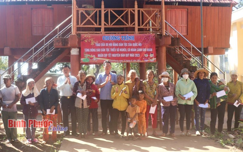 50 phần quà tết tặng hộ dân tộc thiểu số thôn Thiện Cư