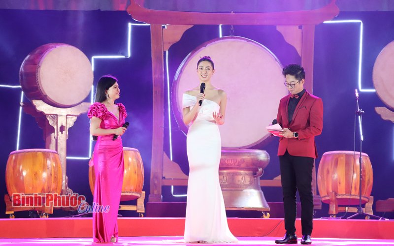 Ấn tượng Hoa hậu Thế giới Việt Nam năm 2019 Lương Thùy Linh tại Bình Phước