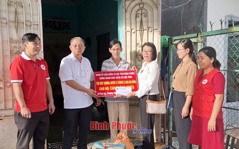 Bảo hiểm xã hội Bình Phước hỗ trợ tiền và tặng quà tết các hộ khó khăn