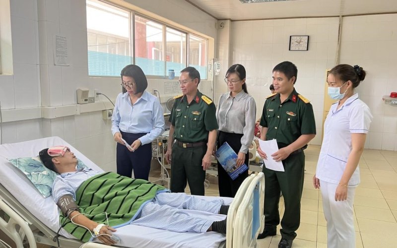 Bảo hiểm xã hội tỉnh Bình Phước tặng quà tết bệnh nhân khó khăn