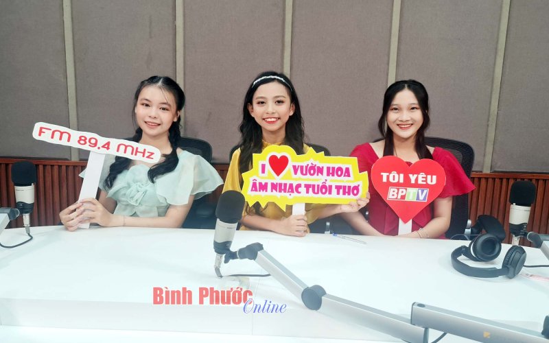 Bảo Phương duy&ecirc;n d&aacute;ng với vai tr&ograve; MC