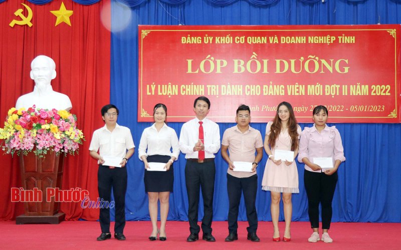 Bế giảng lớp bồi dưỡng lý luận chính trị cho đảng viên mới