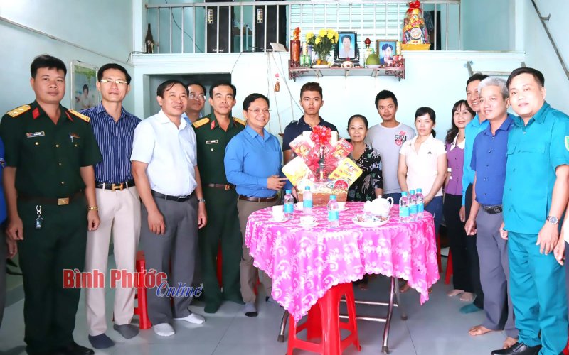 Bí thư Thành ủy Đồng Xoài Hà Anh Dũng động viên thanh niên tình nguyện nhập ngũ tiêu biểu