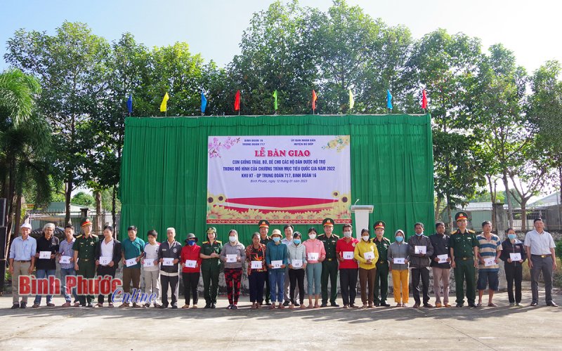 Binh đoàn 16 tặng con giống cho các hộ dân Bù Đốp, Lộc Ninh