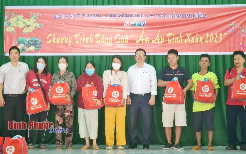 Bình Phước: 100 phần quà “Ấm áp tình xuân” tặng người nghèo, nạn nhân da cam và người mù trong tỉnh