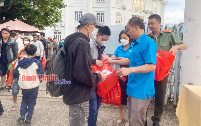 Bình Phước: Chuyến xe nghĩa tình xuân Quý Mão đưa 89 công nhân về quê đón tết