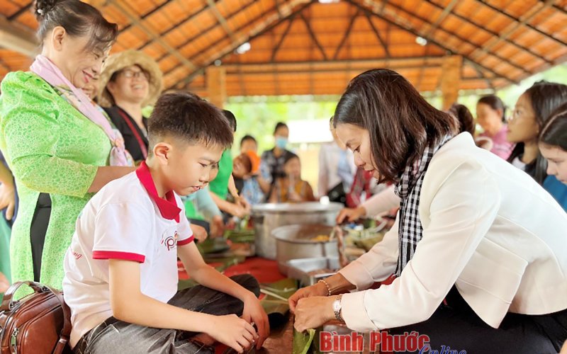 B&igrave;nh Phước: &ldquo;Tết Việt&rdquo; y&ecirc;u thương