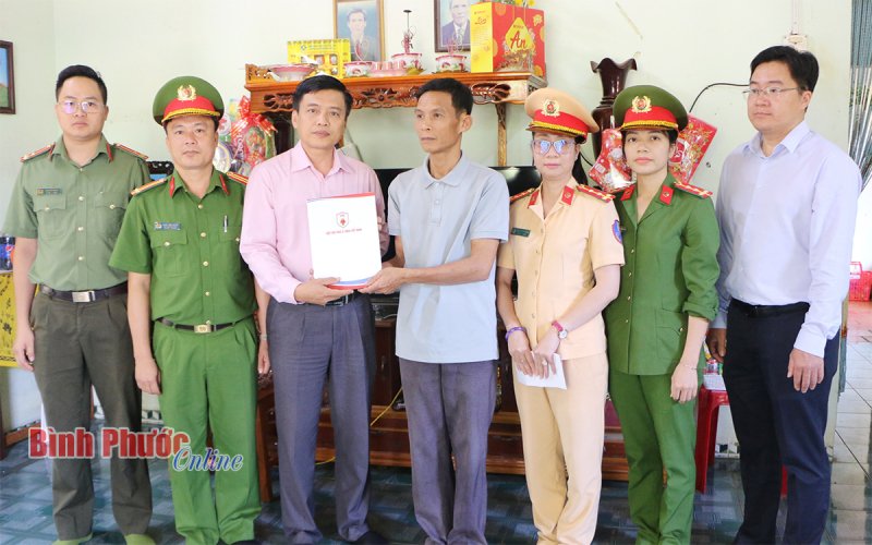 Bình Phước: Thăm, trao sổ tiết kiệm tặng gia đình 2 cán bộ, chiến sĩ cảnh sát hy sinh trên đường thực hiện nhiệm vụ