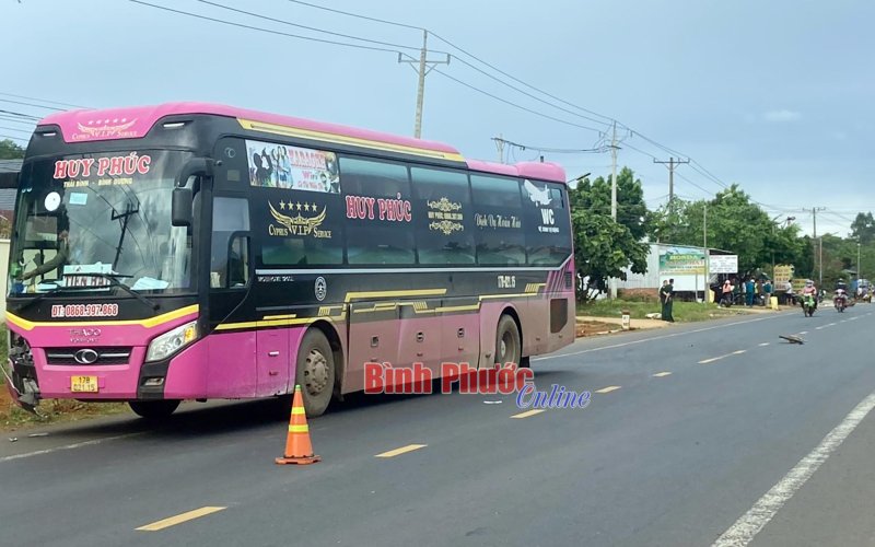 Bình Phước: Xe khách giường nằm va chạm xe máy, 1 người tử vong tại chỗ