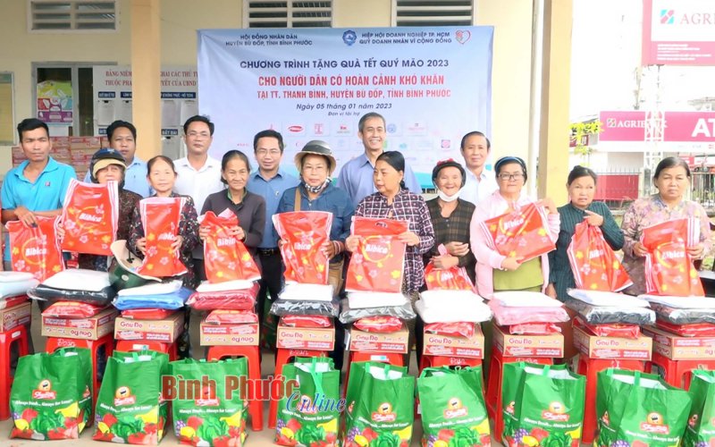 Bù Đốp: 300 phần quà tết tặng đối tượng chính sách, hộ nghèo