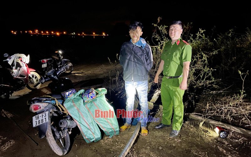 Bù Đốp: Bắt giữ 2 đối tượng vận chuyển 100kg pháo lậu
