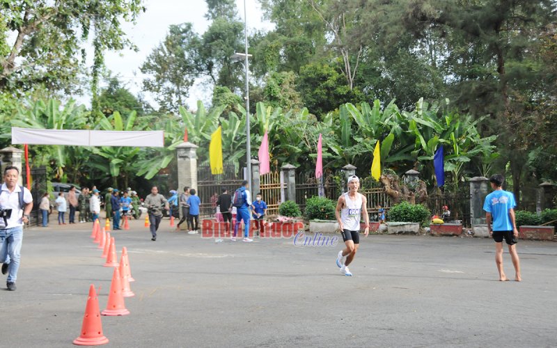 Các vận động viên tăng tốc chinh phục đỉnh cao Bà Rá