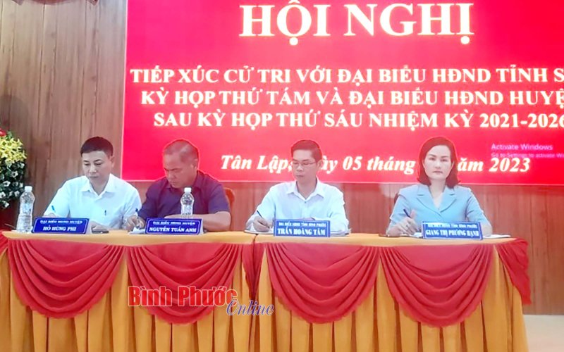 Chủ nhiệm UBKT Tỉnh ủy tiếp xúc cử tri và tặng quà tết tại xã Tân Lập