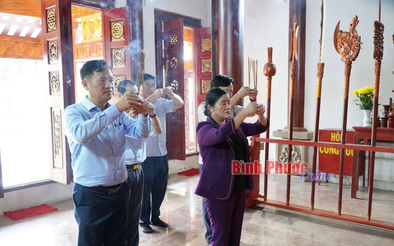 Chủ tịch UBND tỉnh Trần Tuệ Hiền dâng hương tưởng niệm các Vua Hùng