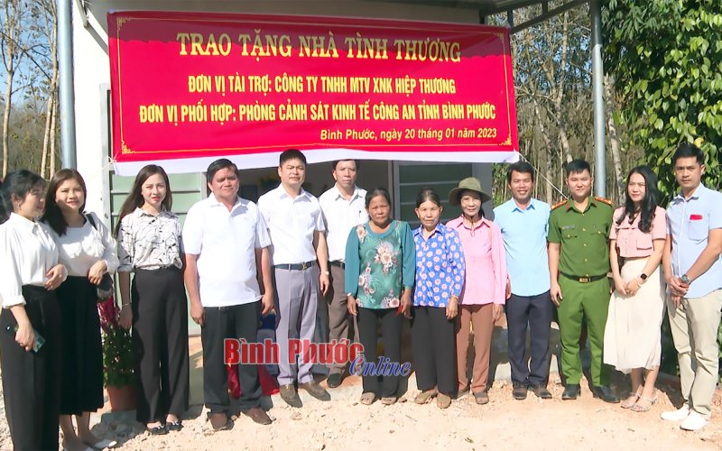 Công ty Hiệp Thương trao tặng 2 căn nhà tình thương