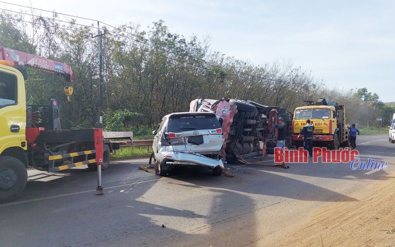 Container lật sau va chạm xe 7 chỗ trên quốc lộ 14 gây kẹt xe