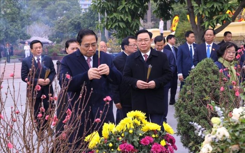 Dâng hương tưởng niệm các vị tiền bối cách mạng tại Nghĩa trang Mai Dịch