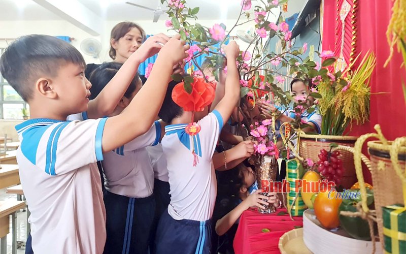 Dạy trẻ y&ecirc;u tết Việt