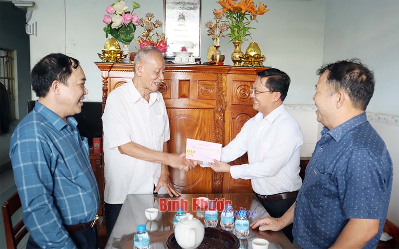 Đoàn công tác tỉnh Bình Phước chúc tết gia đình chính sách, cơ quan, đơn vị