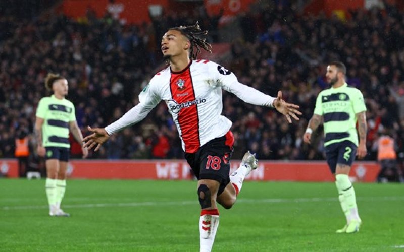 Đội bét bảng Premier League loại Man City khỏi Cúp Liên đoàn Anh